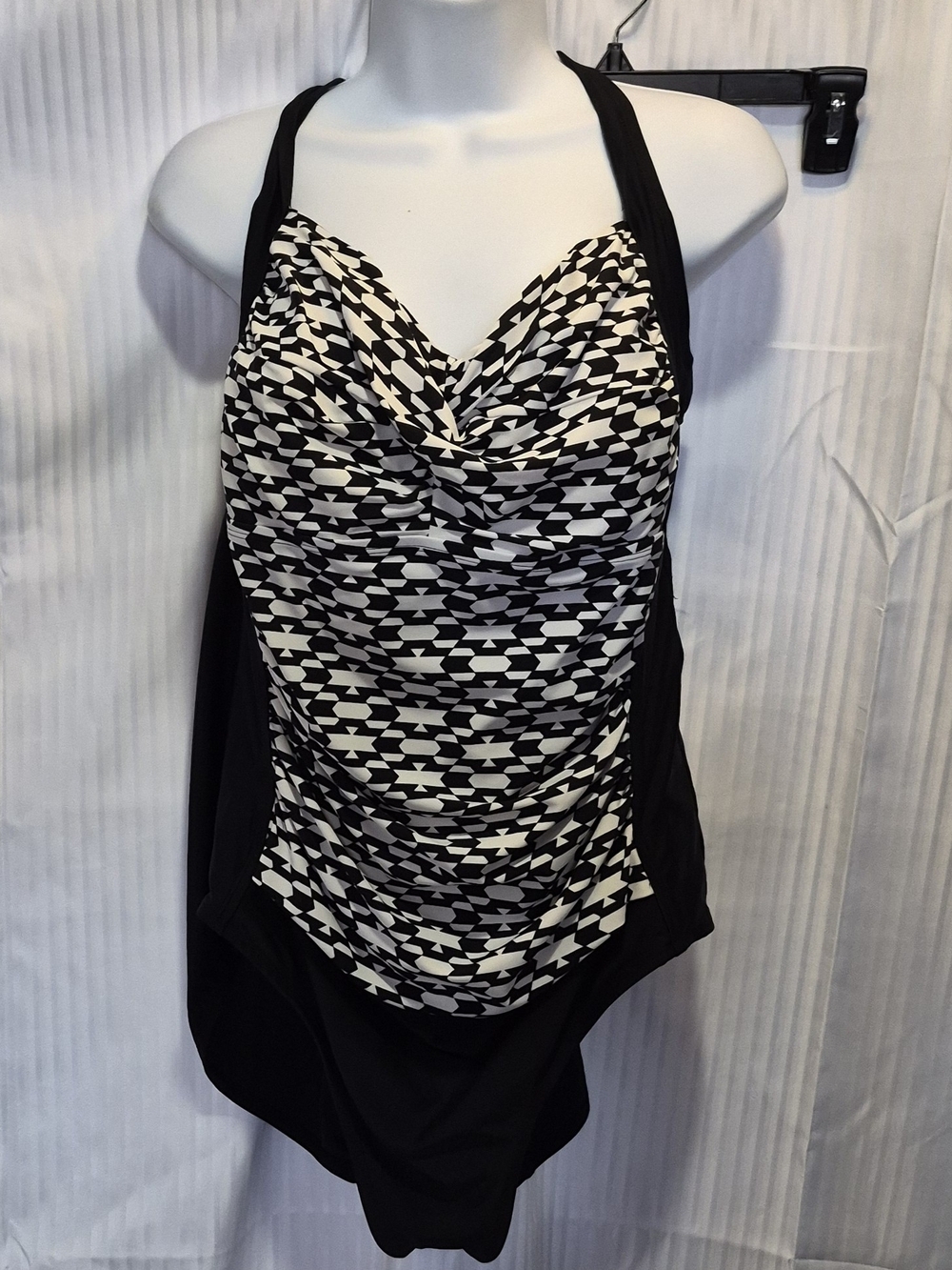 Pure Energy Size 22W Black & White Geometric One-Piece Swimsuit